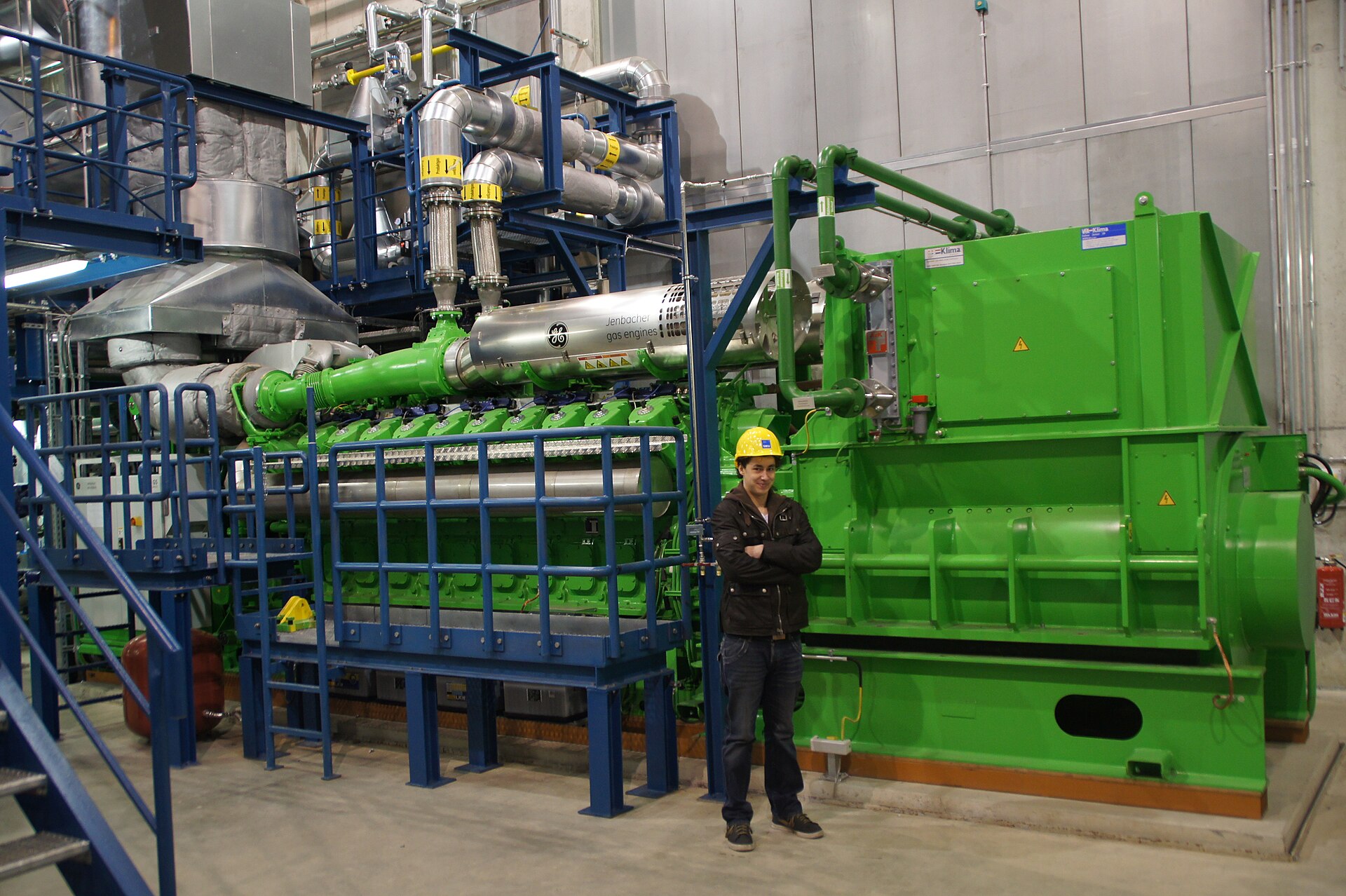 Industrial gas engine in a generating hall
